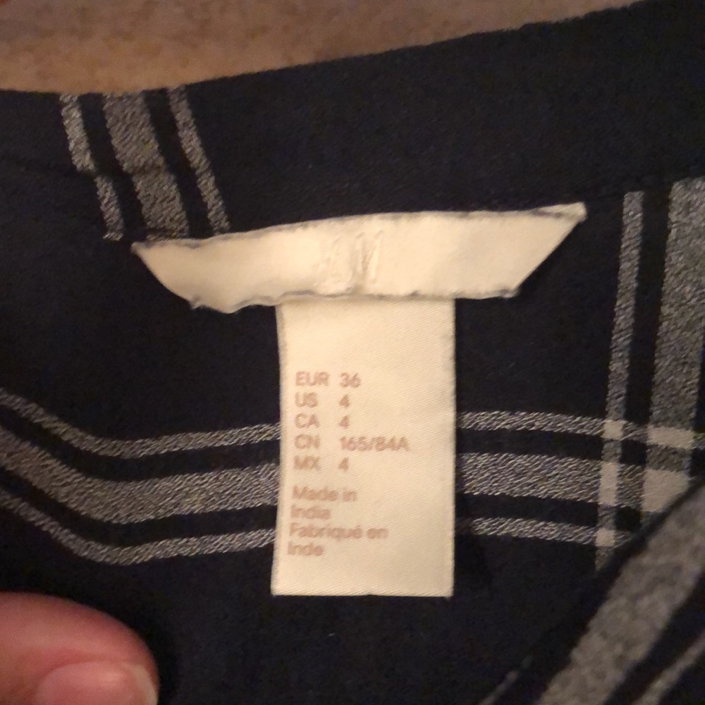 H&M button down blouse - Picture 2 of 2